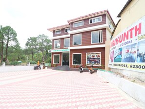 Exterior - OYO 44370 Vaikunth Resort (Shahpur)