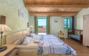 2 chambres, coffres-forts dans les chambres, fer et planche à repasser