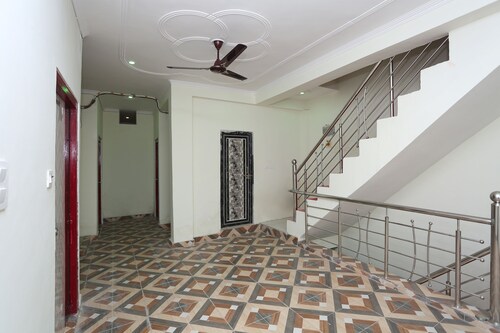 OYO 28801 Radhika Guest House