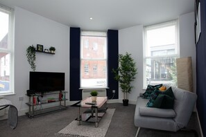 Flat-screen TV - Cross St Boutique Apartment (Altrincham)