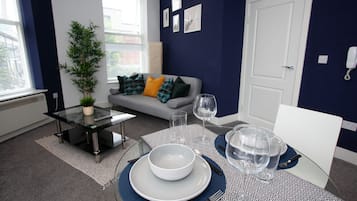 Deluxe Apartment | Private kitchen | Microwave, oven, stovetop, dishwasher
