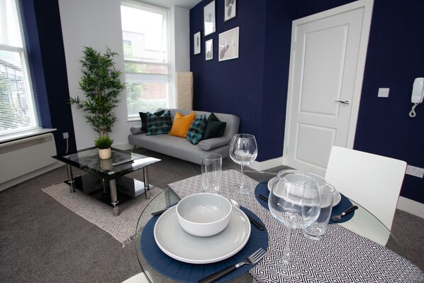 Deluxe Apartment | Private kitchen | Microwave, oven, stovetop, dishwasher