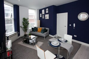 Deluxe Apartment | Living area | Flat-screen TV