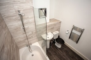 Separate tub and shower, free toiletries, hair dryer, towels - Cross St Boutique Apartment (Altrincham)