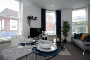 Flat-screen TV - Cross St Boutique Apartment (Altrincham)