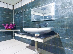 Double or Twin Room | Bathroom | Free toiletries, towels