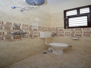 雙人或雙床房 | 浴室 | 淋浴設備、免費梳洗用品、提供毛巾