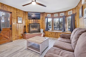 Hytte, flere senger, terrasse, strandutsikt (450) | Oppholdsområde | Peis