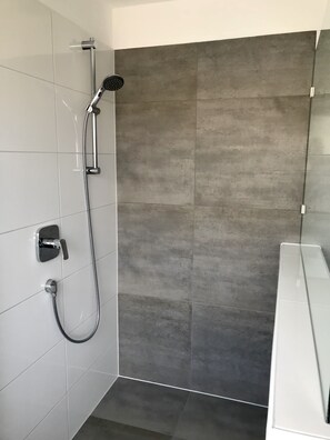 Comfort-Apartment, 2 Schlafzimmer, Nichtraucher | Badezimmer | Dusche, Handtücher