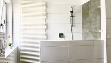 Apartemen Comfort, 2 kamar tidur, Bebas Asap Rokok | Kamar mandi | Shower dan handuk