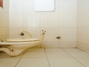 Dusche, kostenlose Toilettenartikel, Handtücher