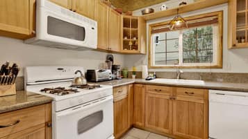 House, Multiple Beds, Balcony, Mountain View (537) | Private kitchen | Coffee/tea maker, dining tables