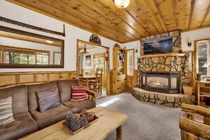 Interior - Nine Pines Lodge #537 (Big Bear City)