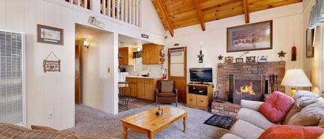 House, Multiple Beds, Hot Tub, Mountain View (557) | Living area | Fireplace