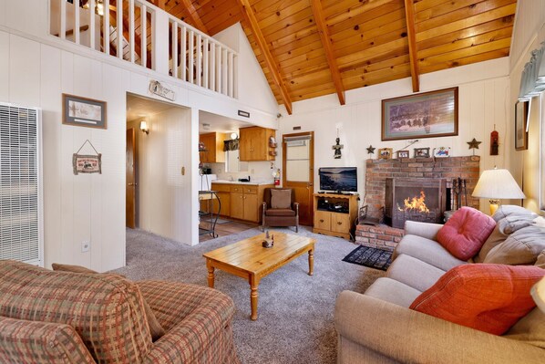 Casa, varias camas, hidromasaje, vista a la montaña (557) | Área de sala de estar | Chimenea