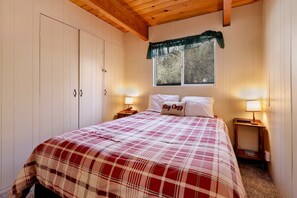 House, Multiple Beds, Hot Tub, Mountain View (557)