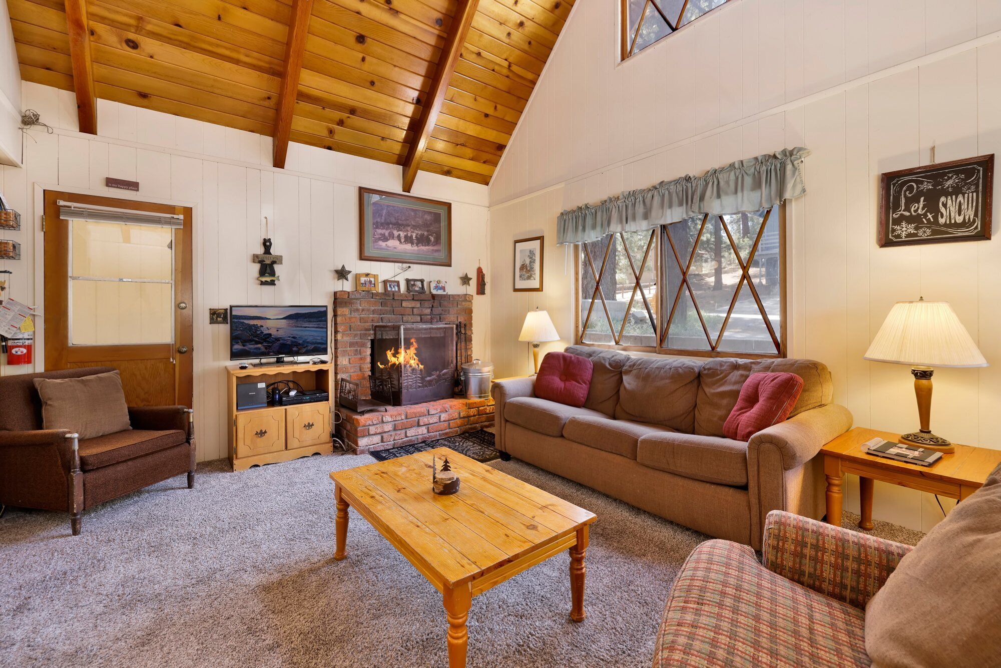 Casa, varias camas, hidromasaje, vista a la montaña (557) | Área de sala de estar | Chimenea 