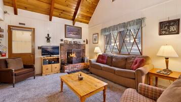 Casa, varias camas, hidromasaje, vista a la montaña (557) | Área de sala de estar | Chimenea