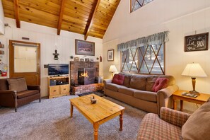 House, Multiple Beds, Hot Tub, Mountain View (557) | Living area