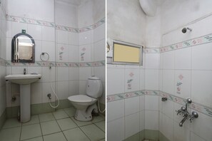 Phòng đôi hoặc 2 giường đơn Deluxe | Phòng tắm | Đồ dùng nhà tắm miễn phí, khăn tắm 