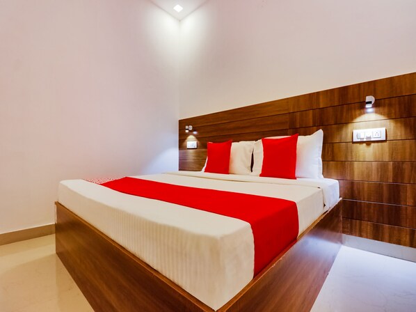 مساحة عمل للكمبيوتر المحمول وملاءات أسرّة