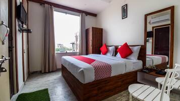 Economy Double Room | Laptop workspace, bed sheets
