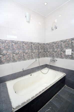 Phòng đôi hoặc 2 giường đơn | Phòng tắm | Đồ dùng nhà tắm miễn phí, khăn tắm 