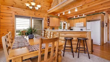 House, Multiple Beds, Hot Tub, Mountain View (589) | 3 bedrooms, individually decorated, individually furnished, bed sheets