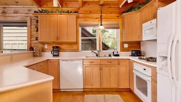 Rumah, Beberapa Tempat Tidur, hot tub, pemandangan gunung (589) | Dapur pribadi | Mesin pembuat kopi/teh