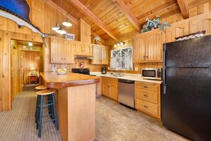 Casa, varias camas, patio, vista a la montaña (621) | Cocina privada | Cafetera y tetera