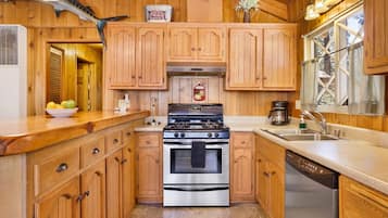 House, Multiple Beds, Patio, Mountain View (621) | Private kitchen | Coffee/tea maker