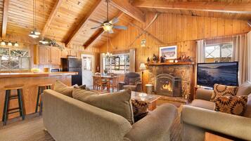 House, Multiple Beds, Patio, Mountain View (621) | Living area | Fireplace