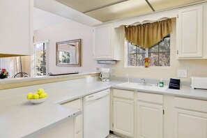 Casa, varias camas, hidromasaje, vista a la montaña (639) | Cocina privada | Cafetera y tetera