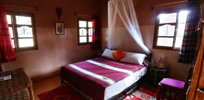 Chambre, vue sur le jardin | Décor unique, ameublement unique, accès au Wi-Fi (inclus)
