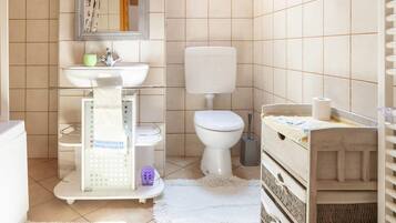 Combined shower/tub, deep soaking tub, rainfall showerhead