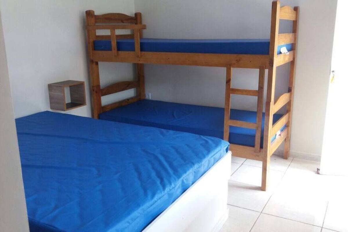 Habitación cuádruple Deluxe | Wifi gratis y ropa de cama