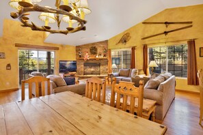 獨棟房屋, 多張床, 熱水浴缸, 山景 (735) | 起居區 | 壁爐