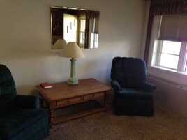 Escritorio, espacio para trabajar con laptop y cortinas blackout 