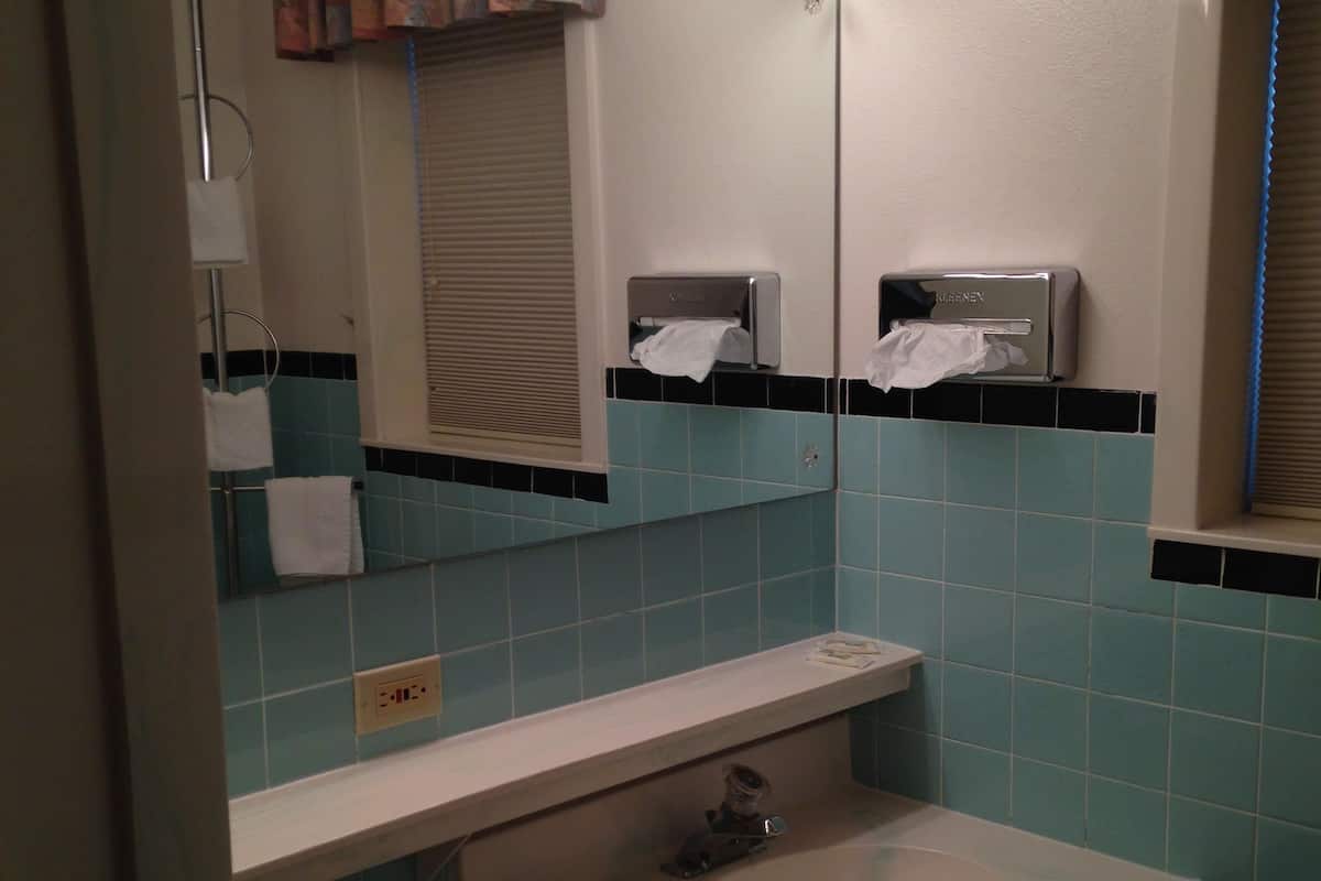Standaard kamer, 1 queensize bed, niet-roken | Badkamer | Een regendouche, gratis toiletartikelen, een haardroger, handdoeken