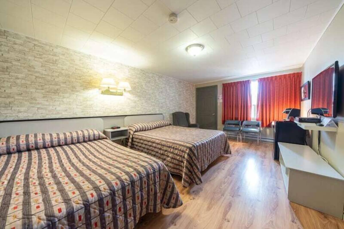 Zimmer, 2 Doppelbetten | Schreibtisch, Verdunkelungsvorhänge, schallisolierte Zimmer