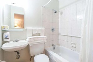 Zimmer, 1 Doppelbett | Badezimmer | Duschwanne, kostenlose Toilettenartikel, Haartrockner, Handtücher