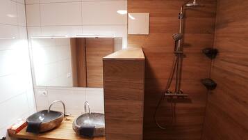 Dusche im Bad
