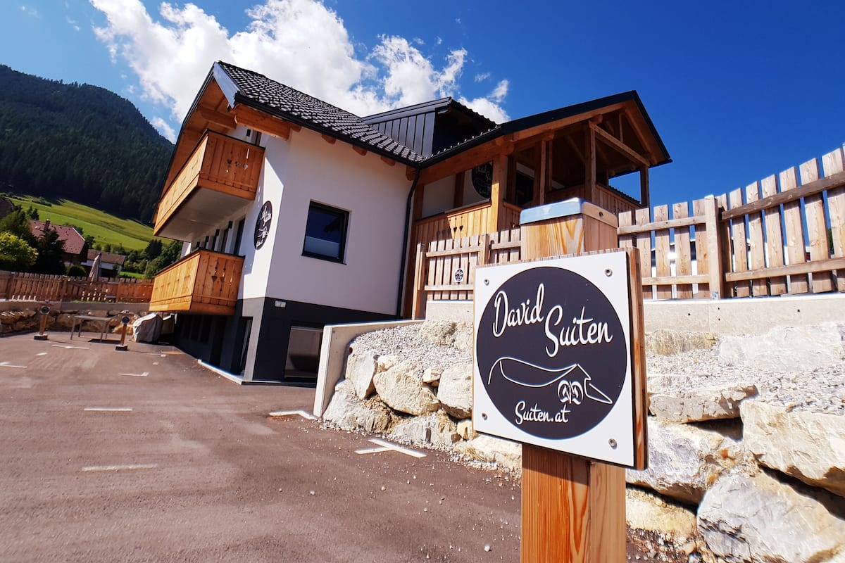 A building with a sign reading "David Suiten" and a website address.