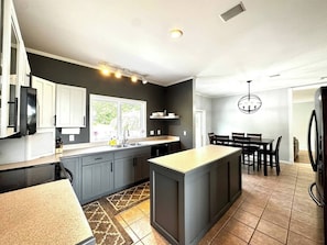 Refrigerador, microondas, horno, placa de cocina