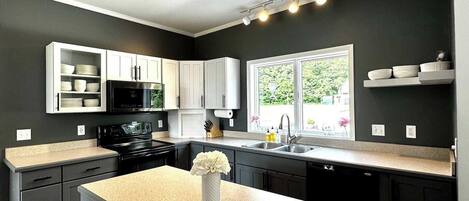 Kjøleskap, mikrobølgeovn, ovn og kokeplater