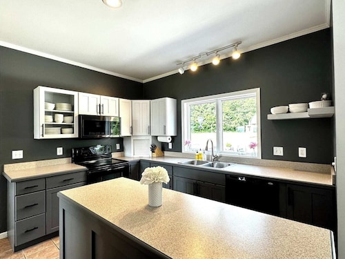 Spacious Pet Friendly Home w/Game & Exercise Room