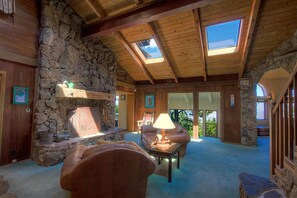 Televisión y chimenea 