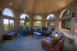 TV, fireplace - Mt. Rose Chalet (Reno)
