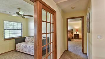 3 chambres, fer et planche à repasser, Wi-Fi, draps fournis