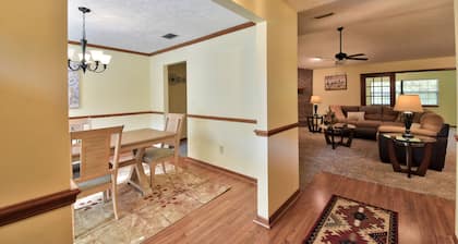 Tropical Pool Home in SE Ocala! Air Hockey, Foosball, Brand New Kitchen & Floors